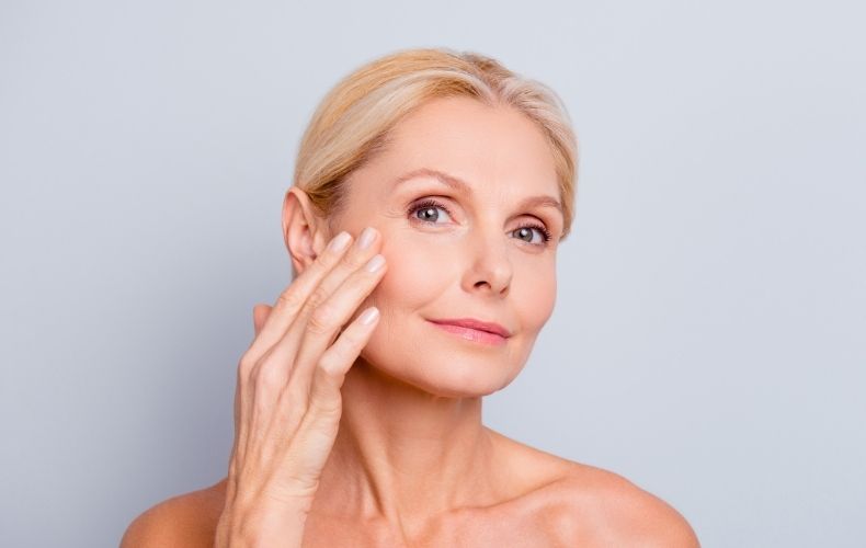 Kobieta przed zabiegiem na opadajace powieki w klinice Derm-Estetyka